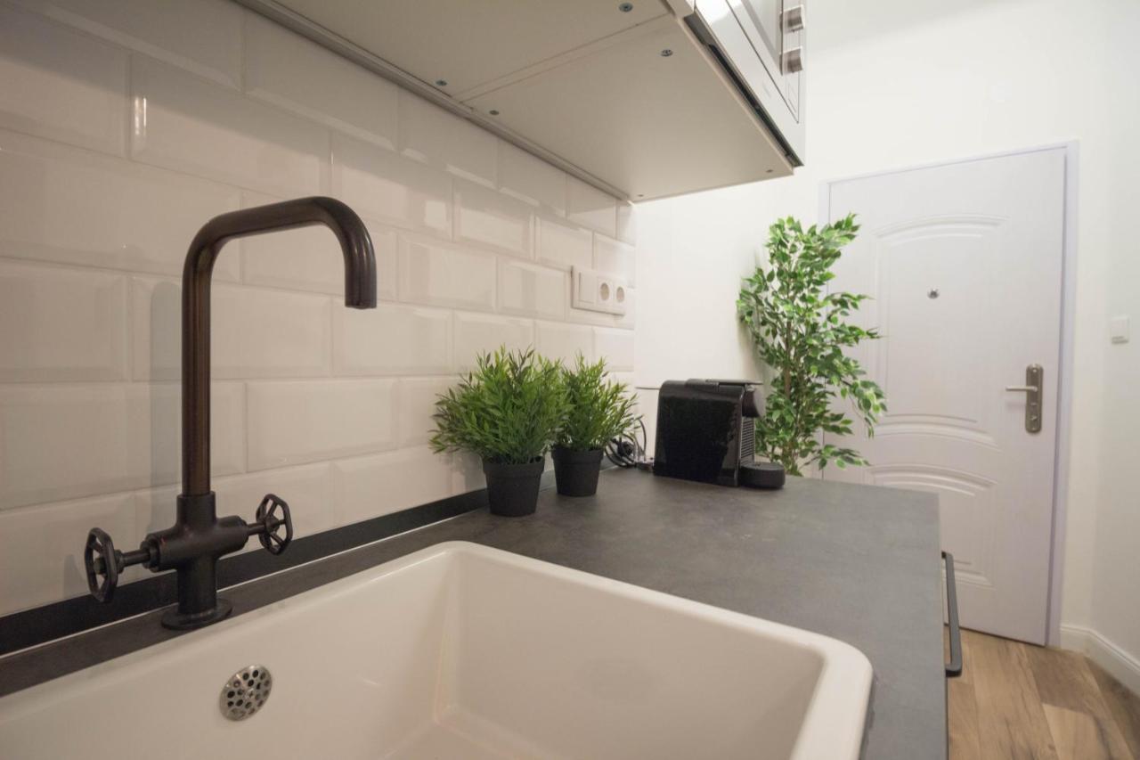 Standard Apartment By Hi5 - Madach Budapest Exterior photo